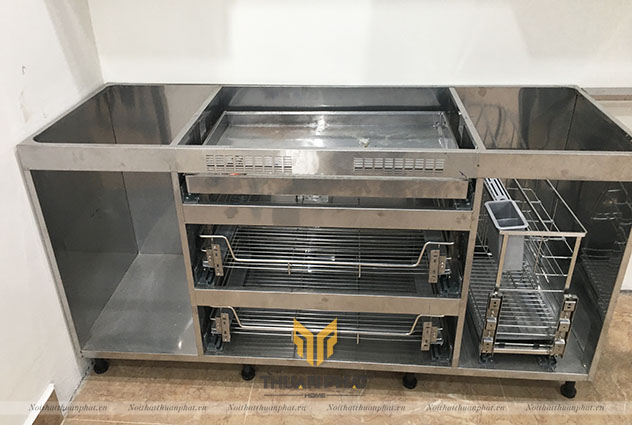 Ảnh thực tế tủ bếp inox 304 chấn gấp CNC Thuận Phát đang lắp đặt cho khách hàng